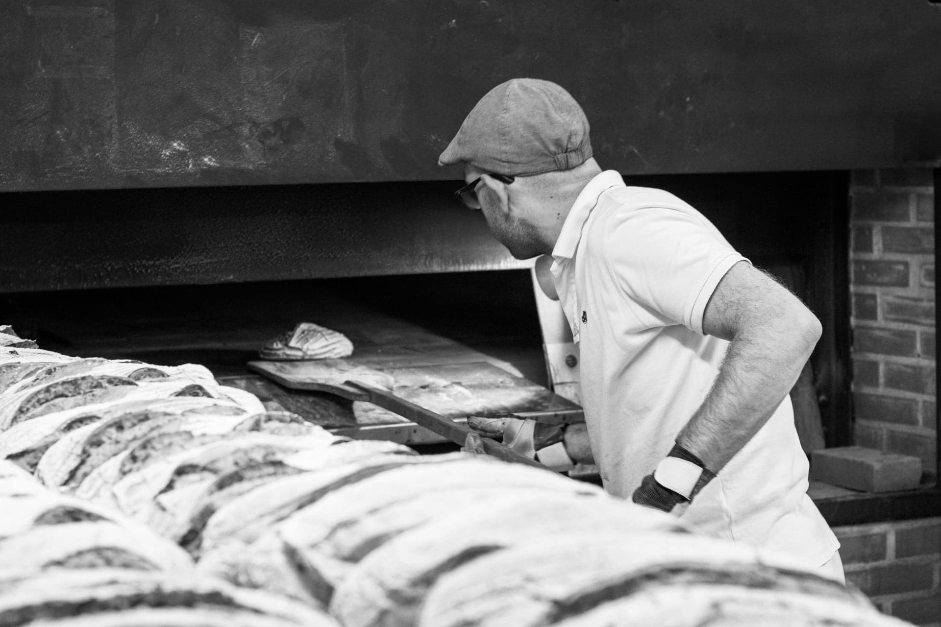 Le boulanger sort la première fournée.